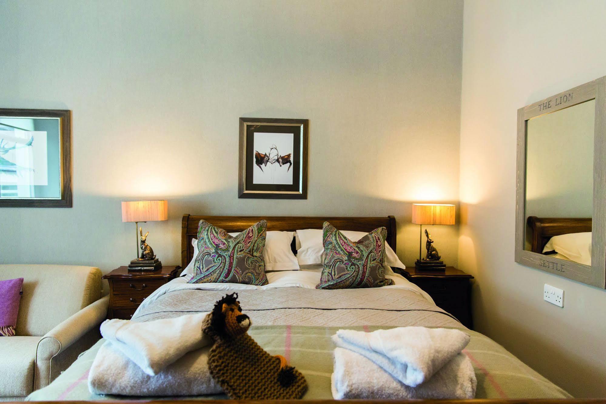 The Golden Lion At Settle Hotel Bagian luar foto